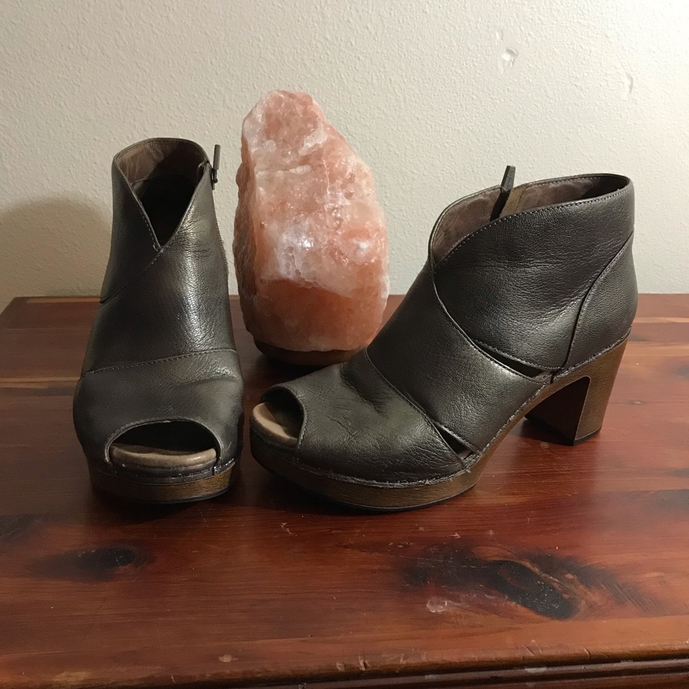 Dansko Delphina Metallic 42 peep toe heels